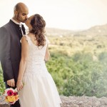 Fotografia en la que aparecen recién casados, con la sierra de tramontana. al fondo