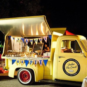 Food Truck amarillo para una boda sin supersticiones.